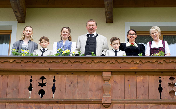 Familie Brunner am Balkon des Gästehauses